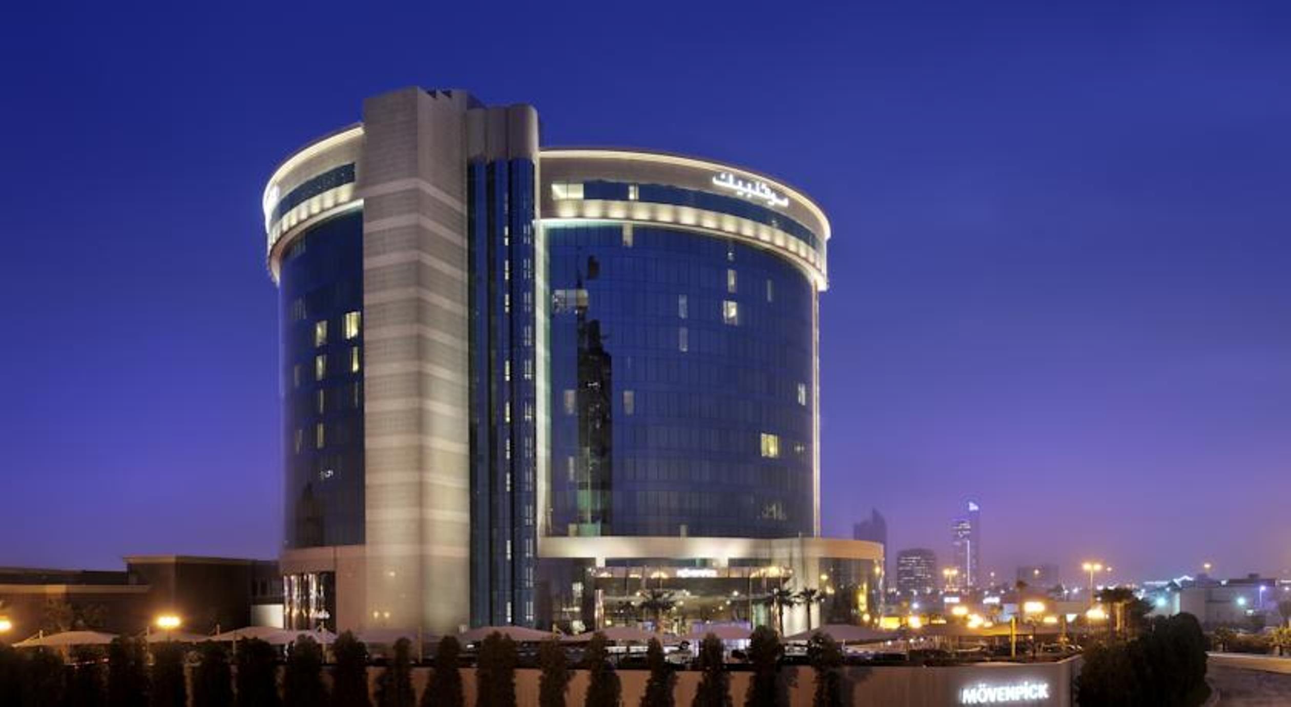 Moevenpick Hotel Al-Khobar Eksteriør bilde The hotel at night