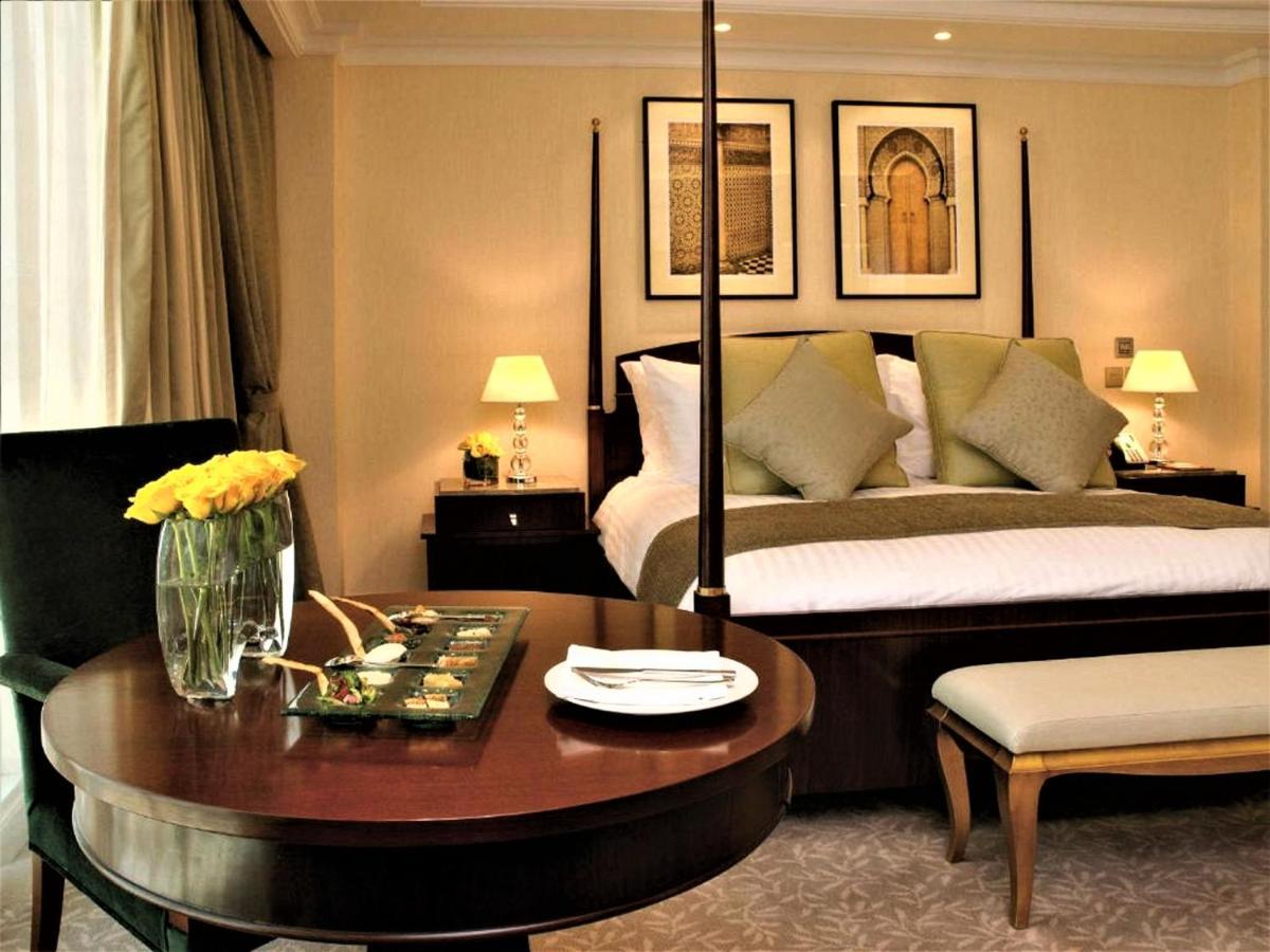 Moevenpick Hotel Al-Khobar Eksteriør bilde A bedroom at the Taj Mahal Palace