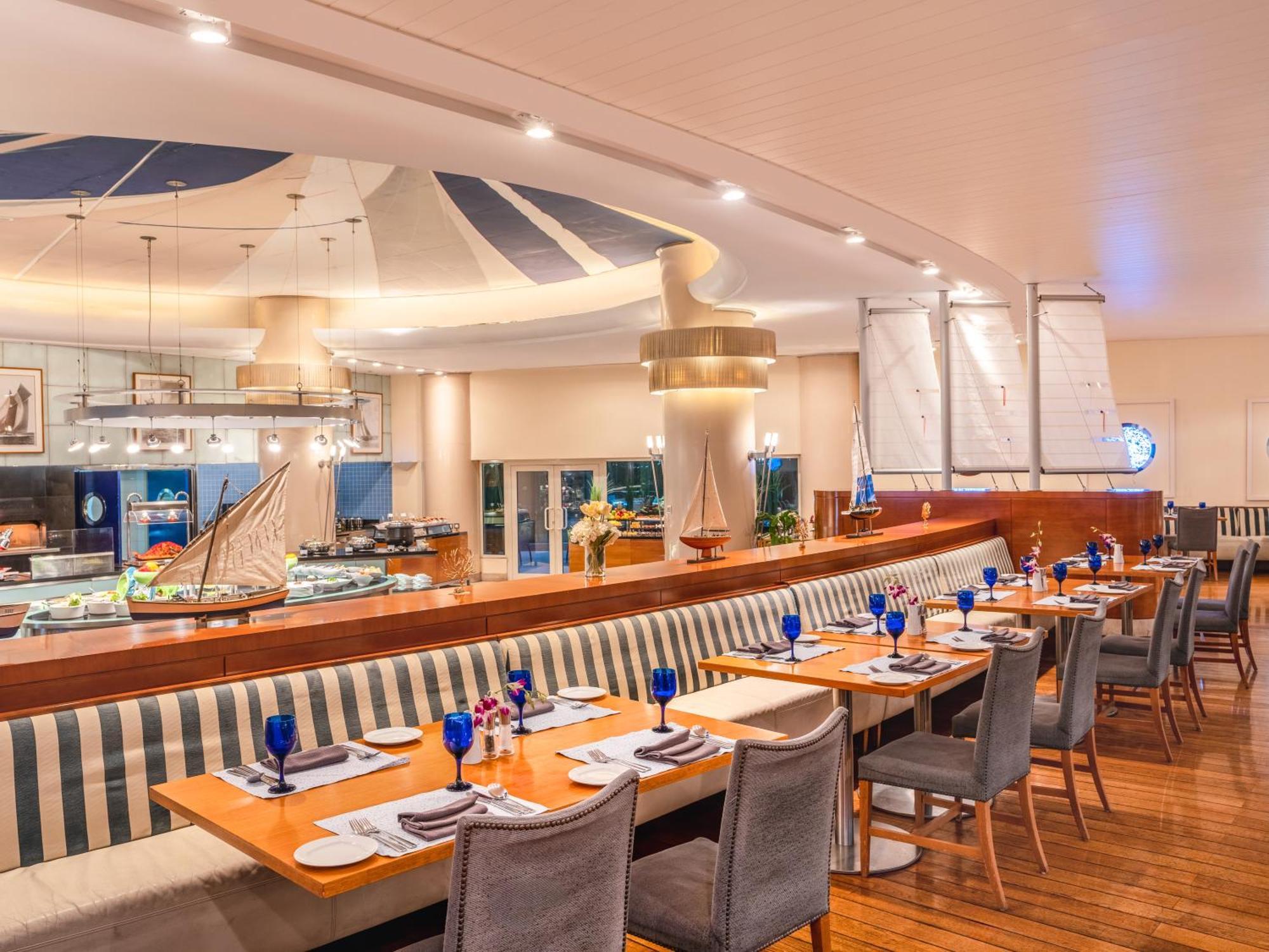 Moevenpick Hotel Al-Khobar Eksteriør bilde The Deck Restaurant