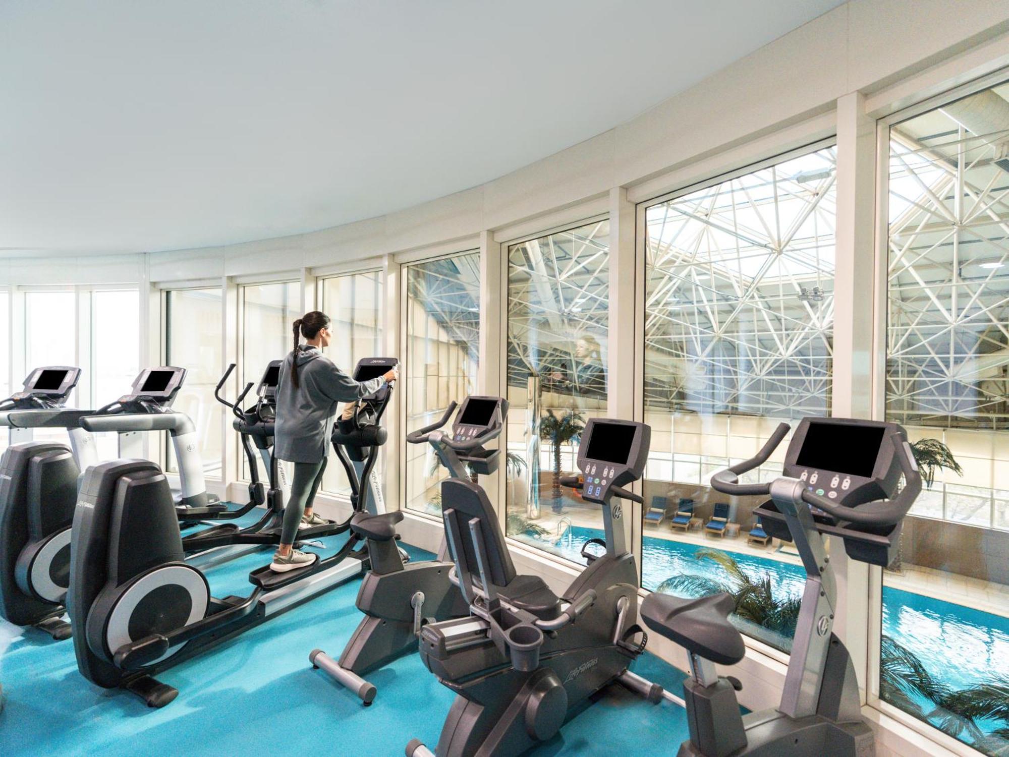 Moevenpick Hotel Al-Khobar Eksteriør bilde The gym at the hotel