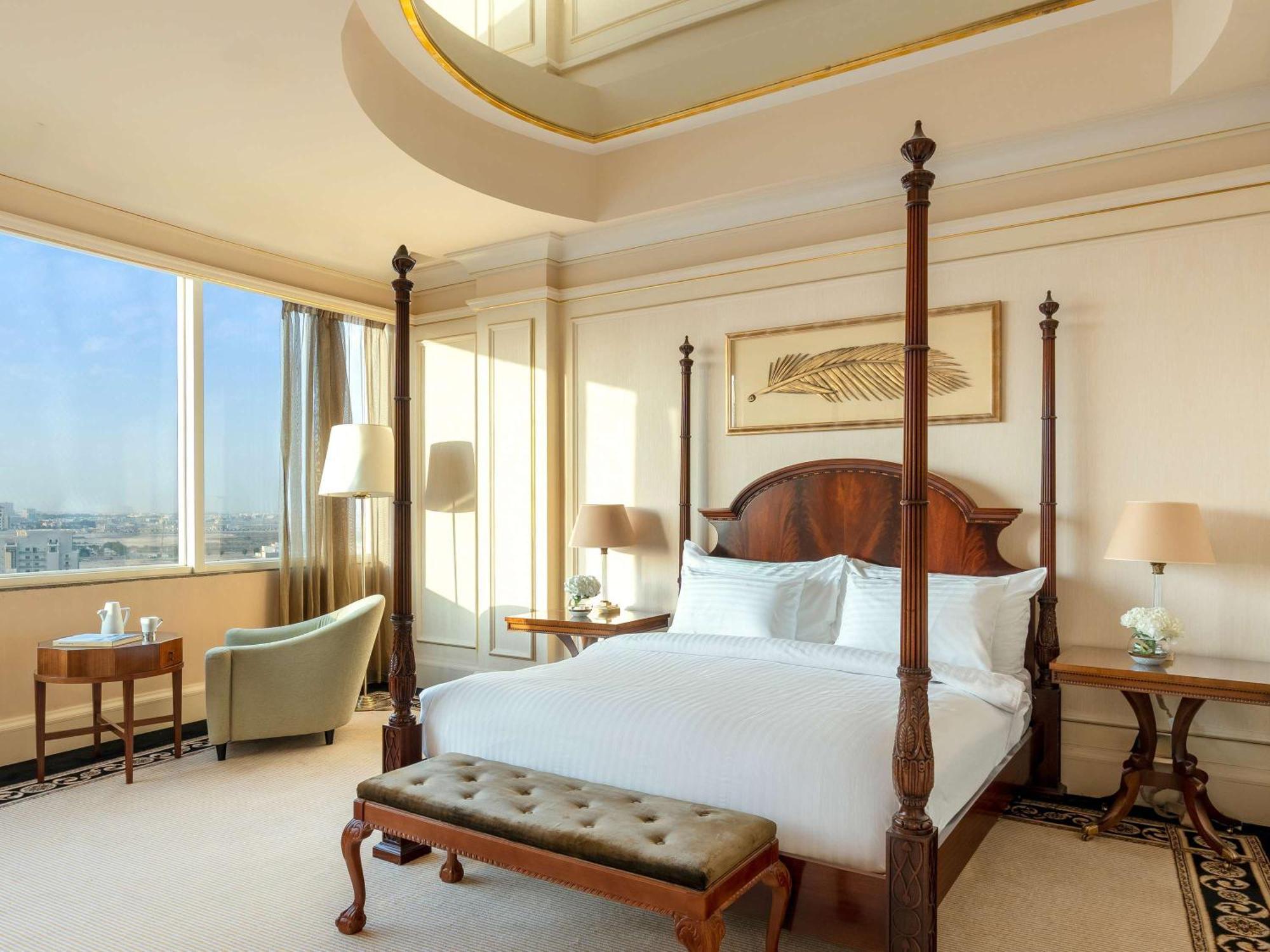 Moevenpick Hotel Al-Khobar Eksteriør bilde A bedroom at the Four Seasons Hotel, Bangkok